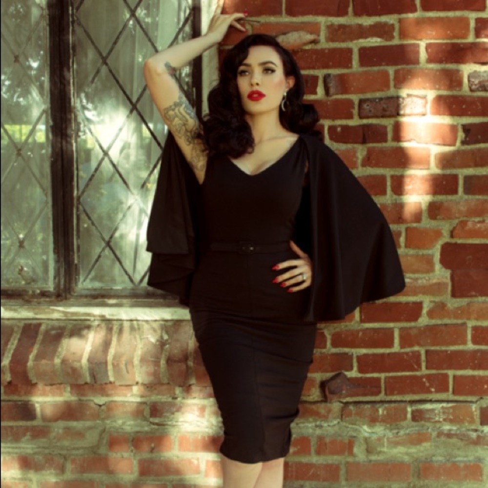 La Femme En Noir Drusilla Cape Dress in Black